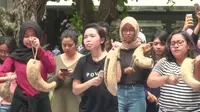 Sejumlah mahasiswa dan alumni UGM berunjuk rasa menuntut penuntasan kasus dugaan pemerkosaan yang menimpa mahasiswi UGM saat KKN (Liputan6.com/ Switzy Sabandar)