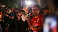 Perwakilan Pendukung Persija Jakarta, Febrianto berorasi saat Aksi Tabur Bunga dan 1000 Lilin serta Doa Bersama untuk Korban Tragedi di Stadion Kanjuruhan, Malang yang berlangsung di depan Gate 1 Kompleks Stadion Gelora Bung Karno, Minggu (02/10/2022) malam WIB. (Bola.com/Bagaskara Lazuardi)