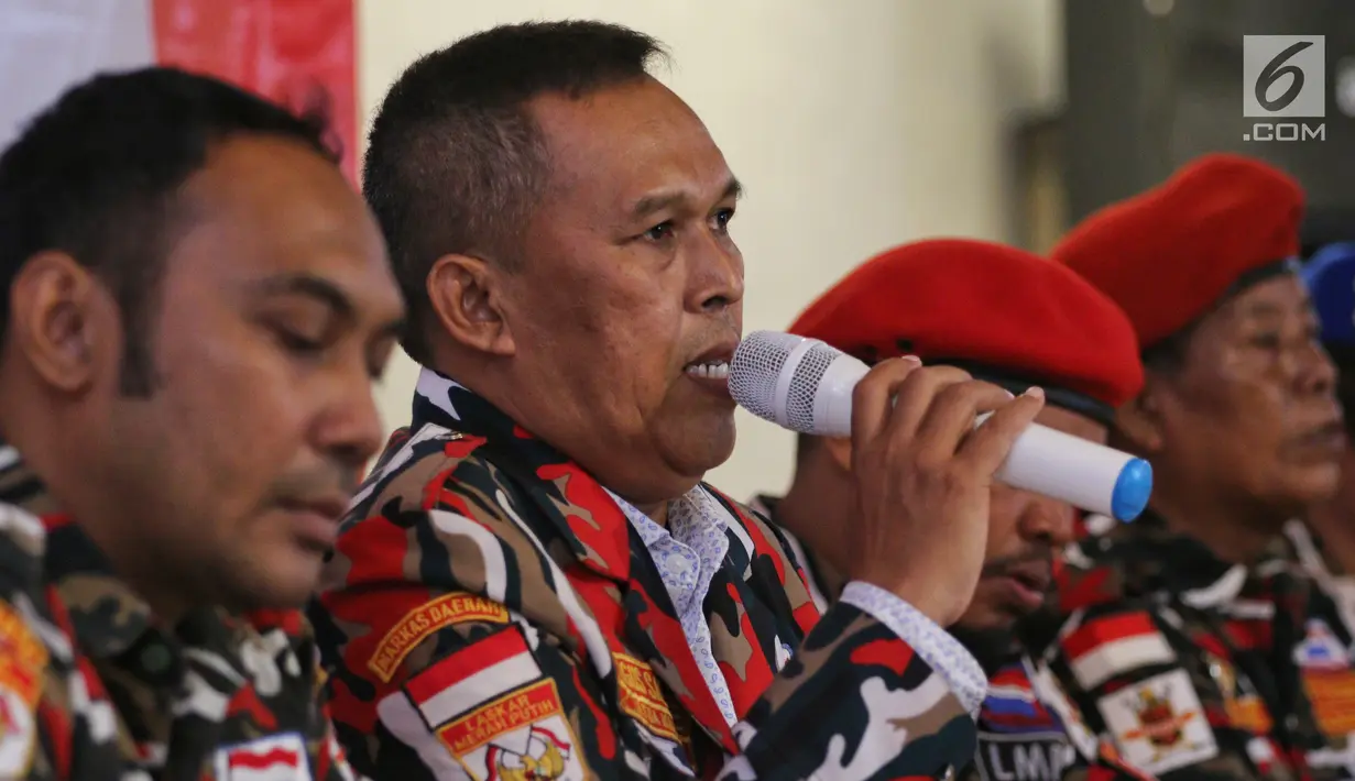 Ketua Markas Daerah LMP DKI Jakarta Agus Sali memberikan pernyataan sikap, di Jakarta, Senin (28/1). Pernyataan sikap tersebut berisi mensukseskan pemilu 2019 yang aman, damai sejuk dan berintegritas juga melawan berita hoax. (Liputan6.com/Johan Tallo)