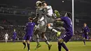 Gelandang Tottenham, Dale Alli, melakukan duel udara dengan pemain Liverpool. Fiorentina melakukan empat kali percobaan tendangan ke arah gawang namun gagal menghasilkan gol. (Reuters/Dylan Martinez)