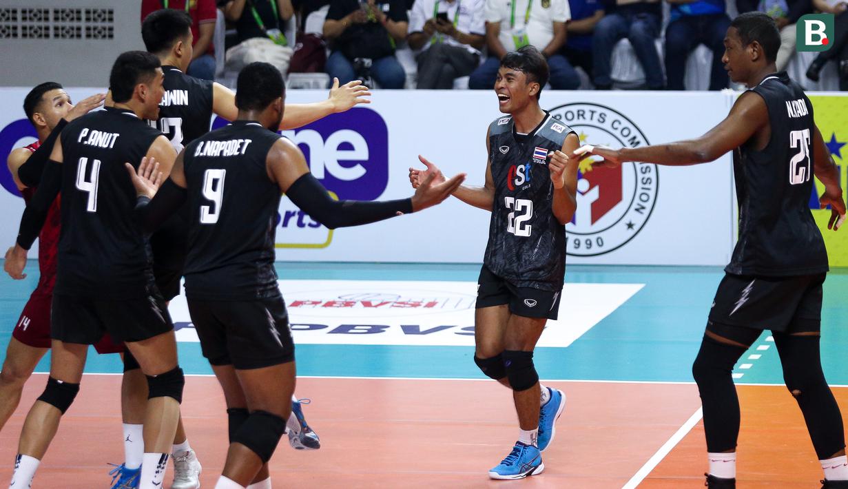 Pemain Timnas Voli Thailand, Anurak Phanram melakukan selebrasi bersama rekannya setelah mencetak poin pada laga putaran pertama SEA V League 2023 melawan Timnas Voli Indonesia di Padepokan Voli Jenderal Polisi Kunarto, Bogor, Minggu (23/07/2023). (Bola.com/Bagaskara Lazuardi)