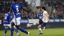 Striker Paris Saint Germain (PSG), Edinson Cavani, menendang bola saat melawan RC Strasbourg pada laga Liga 1 Prancis di Stadion Stade de la Meinau, Rabu (5/12). Kedua tim bermain imbang 1-1. (AP/Jean-Francois Badias)