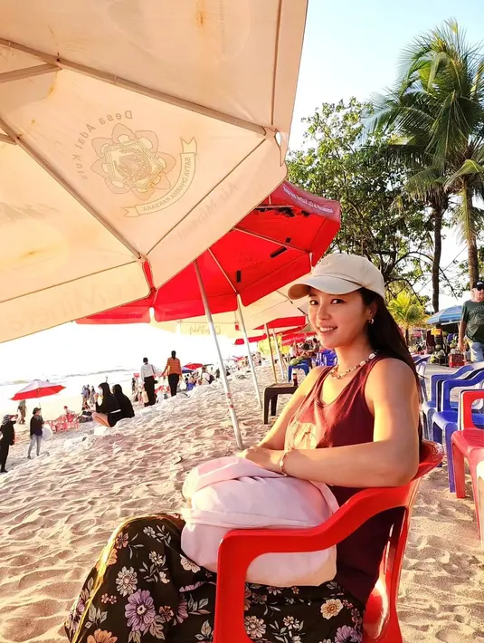 Hwang Jung Eum duduk santai di pinggir pantai sambil memperlihatkan senyumnya. "Terpantau mbaknya lagi di Bali," kata salah satu warganet di kolom komentar Instagramnya. (Foto: Instagram/ jungeum84)
