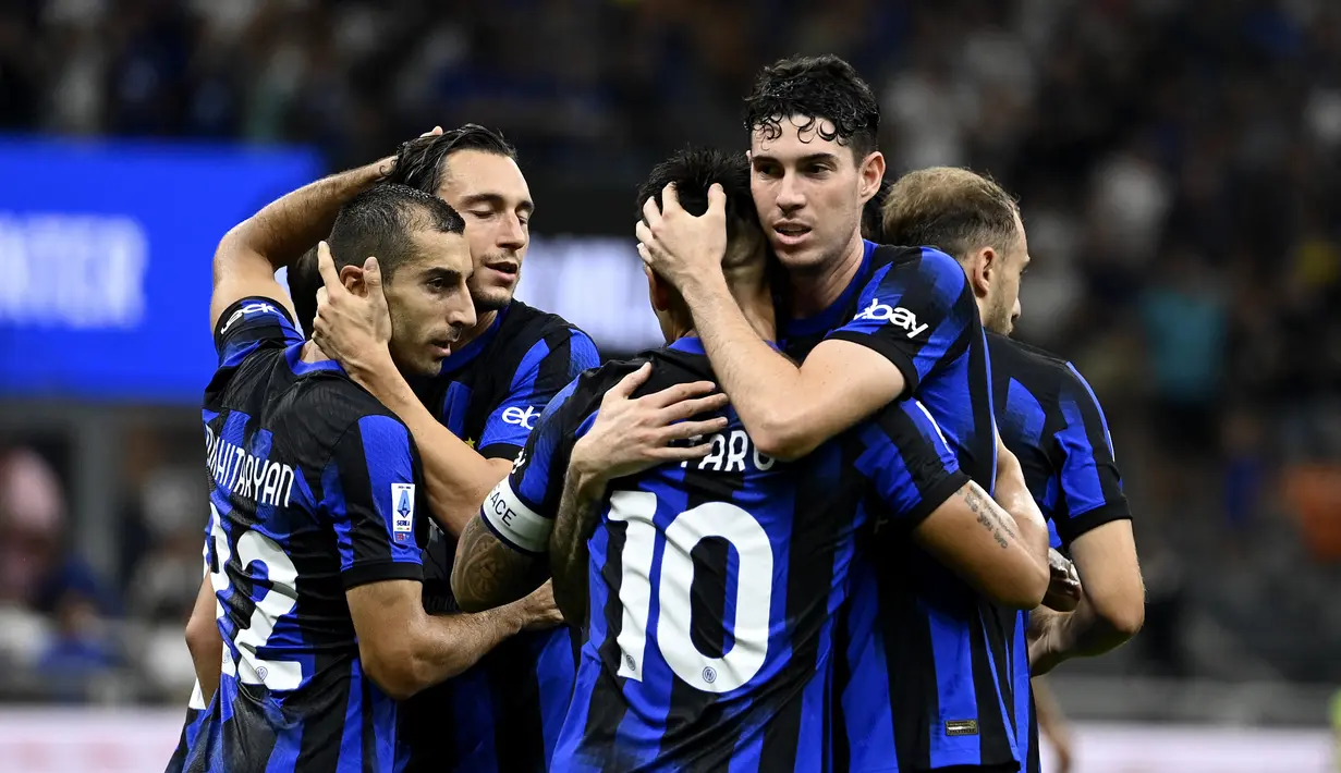 Penyerang Inter Milan #10 Lautaro Martinez berselebrasi dengan rekan setimnya setelah mencetak gol ke gawang Monza pada pekan perdana Serie A 2023/2024 digelar di Giuseppe Meazza, Minggu (20/8/2023) dini hari WIB. (BONOTTO / AFP)
