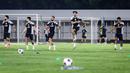 Kevin Diks tak membutuhkan waktu lama untuk mengenal rekan setimnya. Setelah tiba di Tanah Air, pemain berusia 28 tahun itu langsung mengikuti sesi latihan Timnas Indonesia. (Bola.com/Bagaskara Lazuardi)