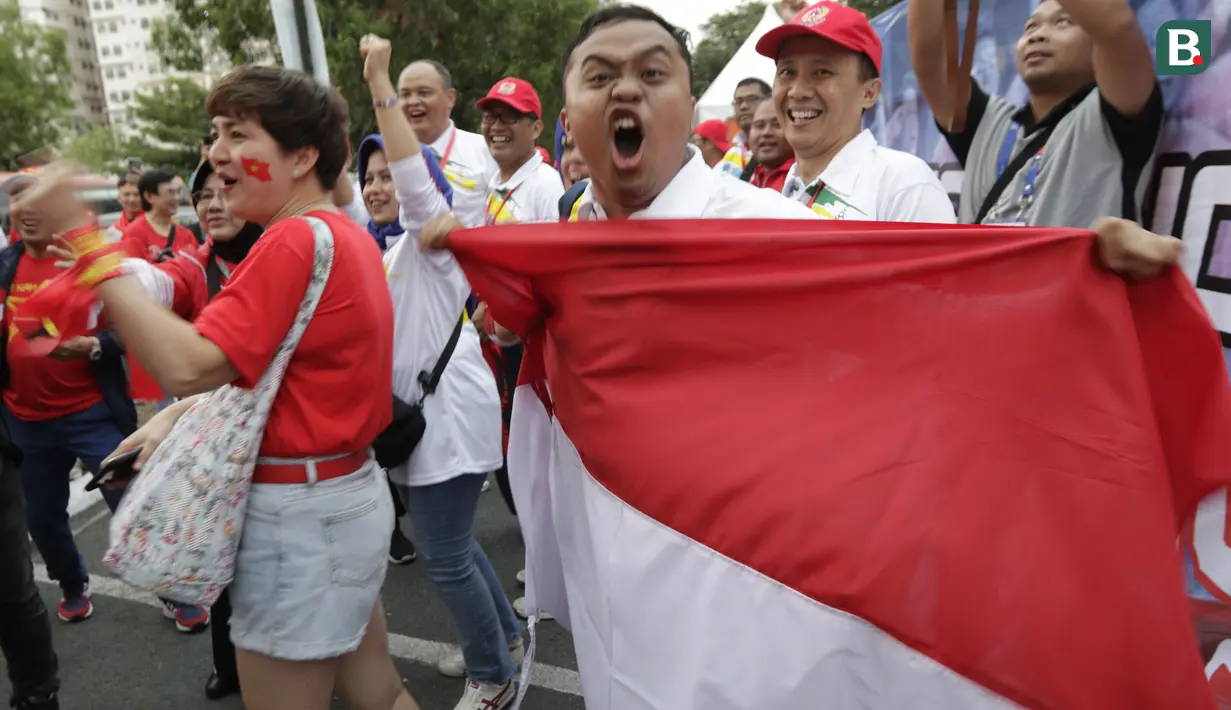 Suporter Timnas Indonesia U-22 dan Vietnam U-22 bernyanyi bersama jelang laga final SEA Games 2019 di Stadion Rizal Memorial, Manila, Selasa (10/12). Meski bersaing para suporter tetap akrab. (Bola.com/M Iqbal Ichsan)