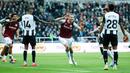 West Ham United sukses membawa pulang tiga poin penting setelah mengalahkan Newcastle United pada matchday ke-12 Liga Inggris 2024/2025. Bertanding di kandang lawan, Stadion St. James Park, Selasa dini hari WIB, 26 November 2024,The Hammers menang dua gol tanpa balas. (Richard Sellers/PA via AP)