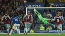 Penjaga gawang Burnley Nick Pope tidak dapat menyelamatkan tendangan dari pemain Everton Andros Townsend (kedua kiri) pada pertandingan Liga Inggris di Goodison Park, Liverpool, Inggris, 13 September 2021. Everton menang 3-1. (Oli SCARFF / AFP)