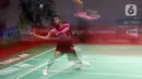 Pebulu tangkis tunggal putra Indonesia Jonatan Christie saat bertanding melawan sesama pebulu tangkis tunggal putra Indonesia Shesar Hiren Rhustaviti pada babak 16 besar turnamen Daihatsu Indonesia Masters 2023 di Istora Senayan, Jakarta, Kamis (26/1/2023). Jonatan Christie menang atas Shesar Hiren Rhustavito dengan skor 21-16 dan 21-15. (Liputan6.com/Herman Zakharia)