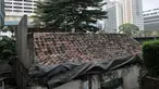 Kondisi sebuah rumah usang yang berada di halaman belakang apartemen Thamrin Executive Residence, Kebon Melati, Jakarta, Minggu (22/9/2019). Rumah milik Elis (46) itu menjadi satu-satunya yang bertahan di antara gedung-gedung tinggi yang dibangun sejak 2012 silam. (merdeka.com/Iqbal S Nugroho)