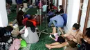 Sejumlah pasien RS Medika Permata Hijau saat dievakuasi di dalam Masjid Asy-Syukur, Jalan Kebayoran Lama, Jakarta, Minggu (30/10/2022). Evakuasi dilakukan sebagai antisipasi dampak kebakaran yang terjadi kawasan pemukiman persis di belakang RS Medika Permata Hijau dan kembali ke RS sekitar pukul 14.30 WIB. (Liputan6.com/Helmi Fithriansyah)