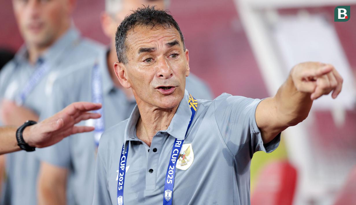 Pelatih Timnas Indonesia U-23, Gerald Vanenburg memberikan arahan kepada pemainnya dalam laga Grup A Piala AFF U-23 2025 di Stadion Utama Gelora Bung Karno (SUGBK), Senayan, Jakarta, Selasa (15/07/2025). (Bola.com/M Iqbal Ichsan)