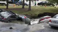Sinkhole Besar 'Telan' 3 Mobil di AS