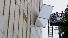 Petugas mengevakuasi pelapis dinding gedung Sekretariat Jenderal DPR RI yang roboh di Kompleks Parlemen, Jakarta, Jumat (24/4/2015). Sekjen DPR menilai Robohnya dinding karena angin kencang dan  usia gedung yang sudah lama. (Liputan6.com/Andrian M Tunay)