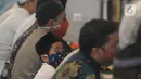 Seorang anak mengenakan masker saat dirinya mengikuti salat Jumat di Masjid Raya Cinere, Depok, Jumat (20/3/2020). Masjid Raya Cinere tetap menggelar salat Jumat di tengah penyebaran virus corona, meski begitu jemaah diimbau tetap menjaga kesehatan. (merdeka.com/Arie Basuki)