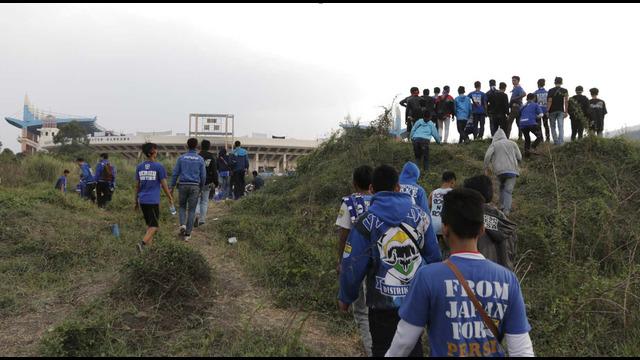 Perjalanan Bobotoh melintasi sawah kering demi mendukung tim kebanggaan mereka Persib Bandung