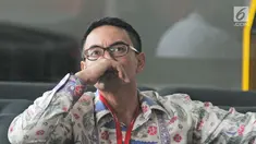 Gubernur Jambi Zumi Zola menunggu di ruang tunggu sebelum menjalani pemeriksaan di Gedung KPK, Jakarta, Kamis (15/2). Zumi diperiksa perdana sebagai tersangka terkait dugaan gratifikasi dari sejumlah proyek di Provinsi Jambi (Liputan6.com/Herman Zakharia)