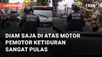 Seorang pemotor ketiduran di atas kendaraannya mengundang perhatian