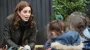 Ekspresi Kate Middleton saat berbincang dengan anak-anak Sekolah Dasar Robin Hood di London, Inggris (29/11). Kedatangan Kate Middleton untuk merayakan sepuluh tahun Kampanye The Royal Horticultural Society (RHS). (AFP Photo/Pool/Eddie Mulholland)