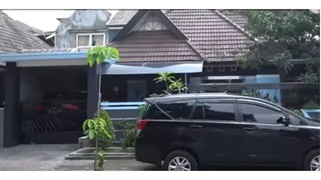 Potret tampak depan rumah Andhika Pratama, bernuansa coklat dan biru.