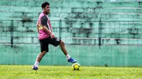 Beny Wahyudi saat main dengan klub lokal Malang, Dokjreng, di Stadion Gajayana, Malang. (Bola.com/Iwan Setiawan)