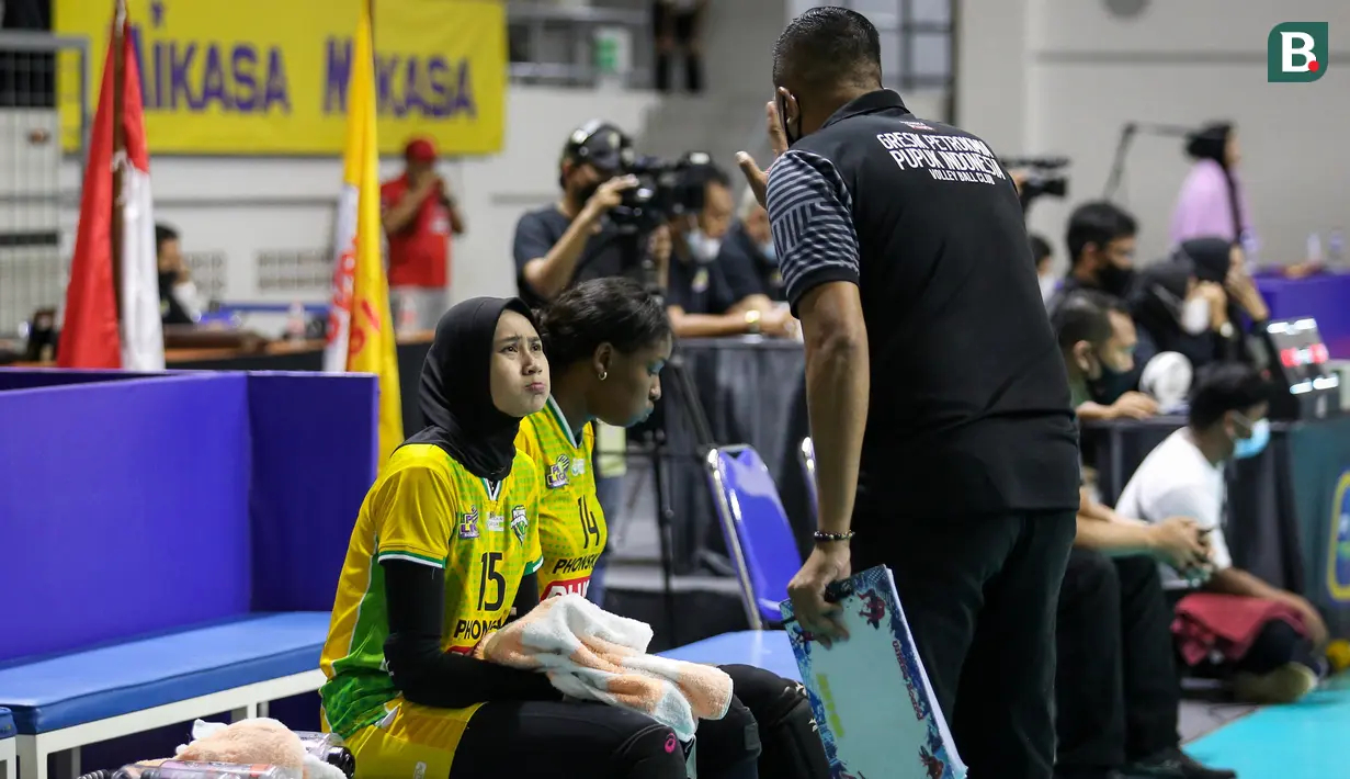 Sayangnya, Gresik Petrokimia Pupuk Indonesia hanya memiliki peluang tipis untuk lolos ke partai final usai dibantai Jakarta Pertamina Fastron tiga set langsung (25-23, 25-18, 25-21) pada Jumat (18/03/2022). (Bola.com/Bagaskara Lazuardi)