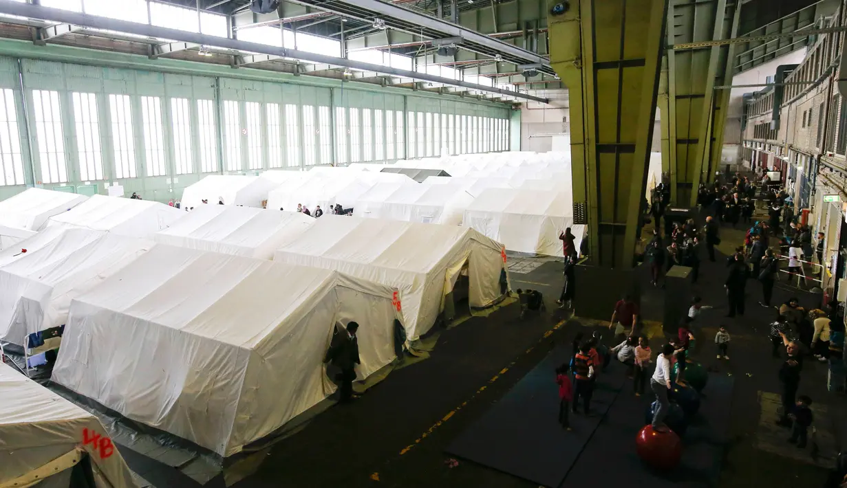 Pemandangan sejumlah tenda yang didirikan bagi para migran di dalam hanggar bekas bandara Tempelhof di Berlin, Jerman, Rabu (9/12/2015). Jerman menerima satu juta migran dari beberapa negara yang sedang dilanda perang. (REUTERS/Fabrizio Bensch)