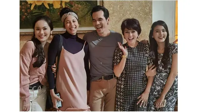 Jajal Akting, Ini 6 Potret Sitha Marino dan Pemain Keajaiban Cinta saat di Balik Layar
