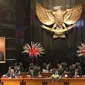 Ketua DPRD DKI Jakarta Prasetio Edi Marsudi (tengah) bersama pimpinan lainnya memimpin Rapat Paripurna di Gedung DPRD DKI Jakarta, Rabu (19/2/2020). DPRD DKI Jakarta mengesahkan tata tertib pemilihan Wakil Gubernur DKI Jakarta. (Liputan6.com/Angga Yuniar)