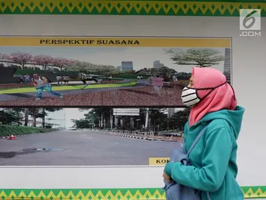 Seorang wanita melintasi lokasi pembangunan Spot Budaya di Dukuh Atas, Jakarta, Selasa (14/5/2019). Pembangunan Spot Budaya tersebut dilakukan guna menciptakan ruang ekspresi budaya di Ibu Kota. (Liputan6.com/Johan Tallo)