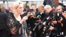 Aktris Kristen Stewart tersenyum saat tiba dalam pembukaan Festival Film Cannes ke-69 di Cannes, Prancis selatan, Rabu (11/5/2016). (AFP PHOTO / Valery Hache)