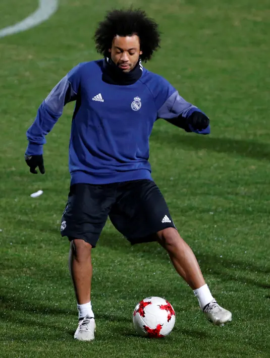 Bek Real Madrid, Marcelo mengontrol bola saat menghadiri sesi latihan jelang Final Piala Dunia Antar Klub di Yokohama, Jepang  (17/12). (REUTERS / Toru Hanai)