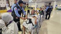 Jemaah haji lansia dari kloter PLM 13 menunggu untuk diberangkatkan dengan bus. (dok. MCH 2025)