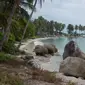 Pantai pasir putih dan semilir angin Laut China Selatan membuat kangen para wisatawan.