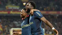 Penyerang Prancis Lens #11 Odsonne Edouard (kanan) merayakan gol kedua timnya bersama gelandang Mali Lens #08 Mamadou Sangare selama pertandingan sepak bola L1 Prancis antara RC Lens dan OGC Nice di Stade Bollaert-Delelis di Lens, Prancis utara, pada 14 Desember 2025.
Francois (LO PRESTI / AFP)