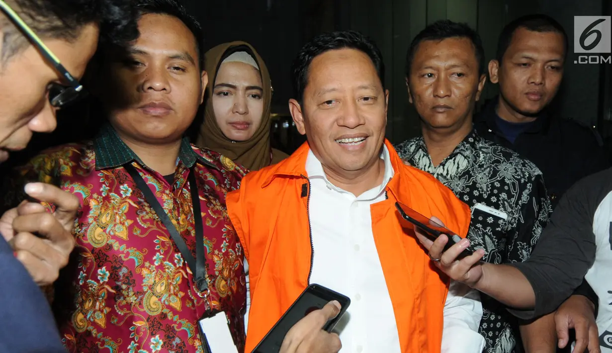 Cagub Maluku Utara terpilih hasil quick count Ahmad Hidayat Mus mengenakan rompi tahanan usai menjalani pemeriksaan di gedung KPK, Jakarta, Senin (2/7). Ahmad Hidayat Mus ditahan terkait korupsi pembebasan lahan Bandara Bobong. (Merdeka.com/Dwi Narwoko)