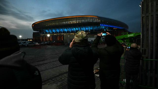 Foto: Lampu Bramley Moore Dock Telah Menyala, Kandang Baru Everton Gelar Pertandingan Uji Coba