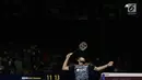 Tunggal Putra India Kidambi Srikanth berusaha memukul kok saat melawan tunggal putra Jepang Kazumasa Sakai dalam final BCA Indonesia Open 2017 di Jakarta, Minggu (18/6). Kidambi Srikanth menang dengan skor 21-11, 21-19. (Liputan6.com/Faizal Fanani)