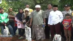 Kerabat dan tetangga korban tak kuasa menahan tangis saat keempat jenazah dimasukkan ke tempat peristirahatan terakhir.