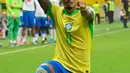 Di babak kedua, gol penalti Raphinha pada menit ke-54 menggandakan keunggulan Brasil atas Peru. (NELSON ALMEIDA/AFP)