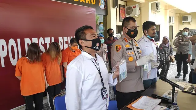 Kapolresta Pekanbaru dalam konferensi pers WNA pelaku hipnotis dengan kerugian Rp700 juta.