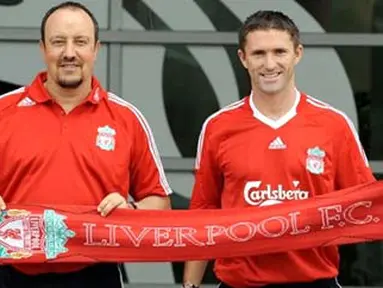 Liverpool manager Rafael Ben&iacute;tez (L) stands with new signing Robbie Keane at the club&#039;s Melwood training complex, in Liverpool, north-west England, on July 29, 2008. AFP PHOTO / ANDREW YATES