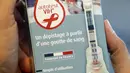 Apoteker memperlihatkan alat tes kesehatan HIV portable di apotek di Bordeaux, Prancis, Selasa (15/9). Alat tes untuk HIV/AIDS yang mulai dijual di Prancis ini memungkinkan penggunanya bisa mengetahui hasilnya 15 menit kemudian. (REUTERS/Regis Duvignau)