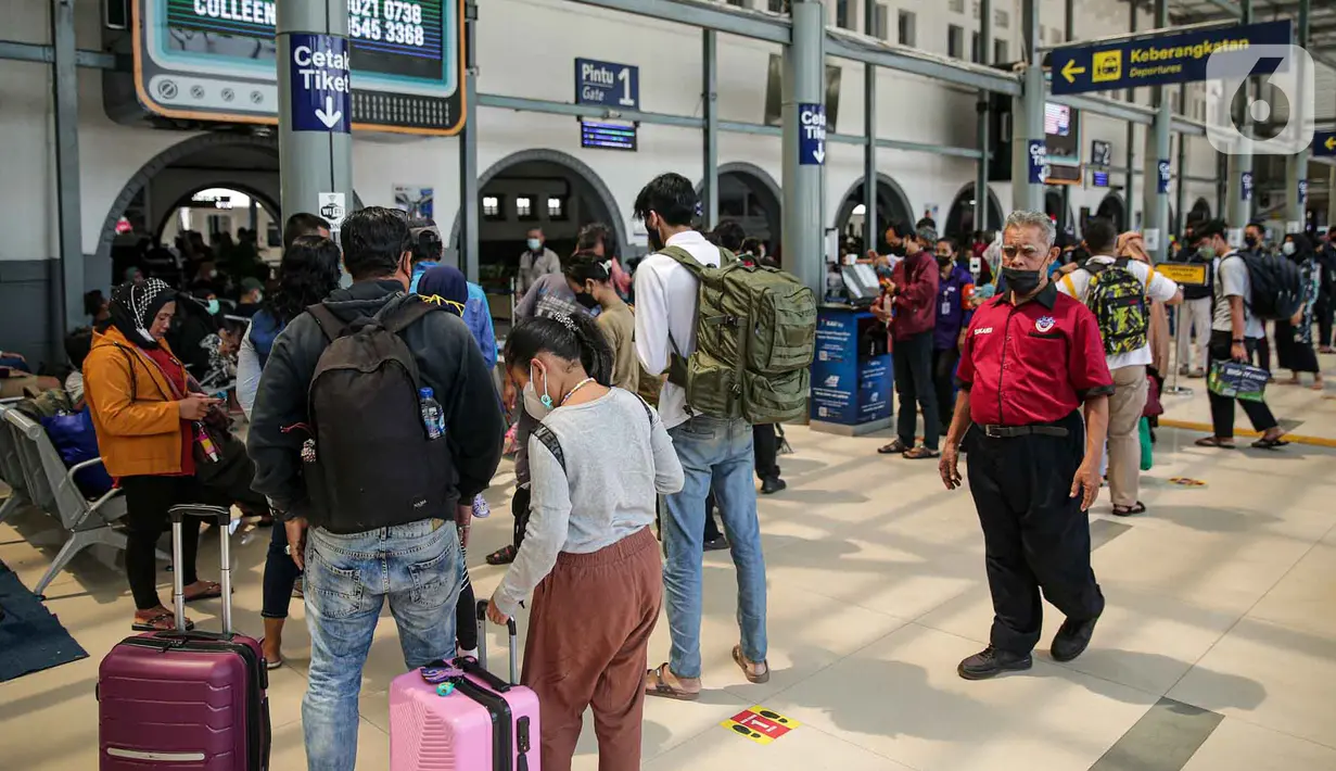 <p>Sejumlah pemudik bersiap memasuki area peron Stasiun Pasar Senen, Jakarta, Selasa (26/4/2022). Sepekan menjelang Lebaran, lonjakan jumlah penumpang kereta api sudah mulai terlihat pada Selasa siang ini, dan diperkirakan akan terus bertambah hingga 30 April atau H-2 Idul Fitri. (Liputan6.com/Faizal Fanani)</p>