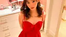 Influencer cantik Livy Renata juga menyambut Natal dengan outfit merah merona. Gayanya sudah mirip idol K-Pop banget kan? [Instagram.com/livyrenata]