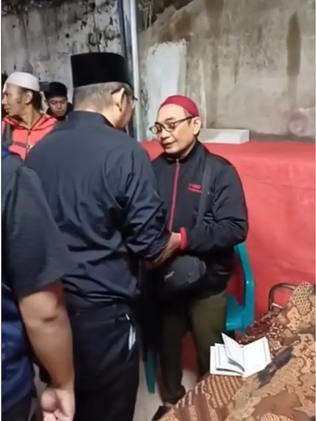 6 Potret Pasha Ungu Takziah ke Rumah Duka Driver Ojol yang Dilindas Rantis Brimob