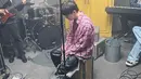 Penampilannya yang kasual saat jalani latihan vokal juga tak lepas dari sorotan. Tak sedikit pula netizen yang menyebut jika dirinya tetap terlihat stylish dengan busana kasual. (Liputan6.com/IG/@kimjuncotton)