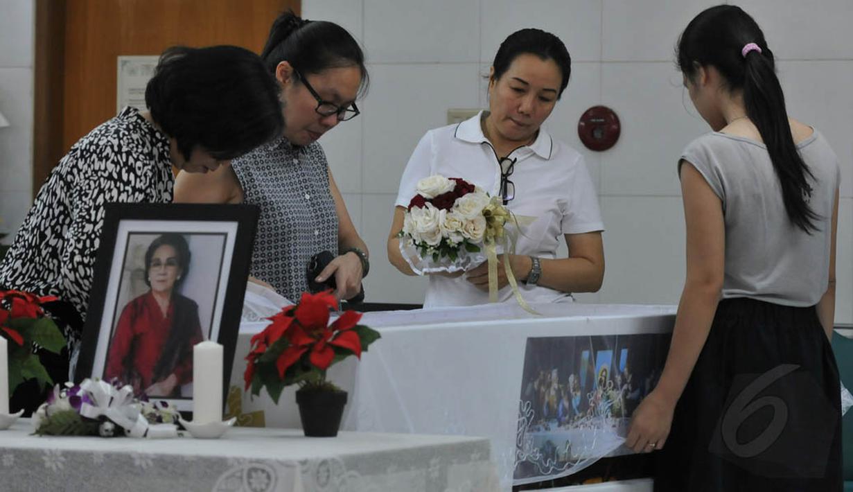 Kesedihan tampak menyelimuti sejumlah kerabat yang datang melayat di rumah duka RSPAD, Jakarta, (4/9/14). (Liputan6.com/Johan Tallo)