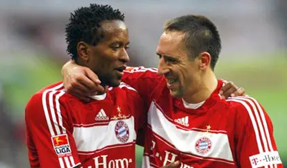 Ze Roberto bersama Franck Ribery. (AFP/Timm Schamberger)