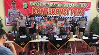 Polres Bandara Soekarno Hatta (Soetta) merilis hasil penangkapan sindikat miras oplosan beserta barang bukti, Kamis (30/1/2020). (Liputan6.com/Pramita Tristiawati)